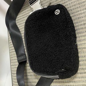 Lululemon Everywhere Belt Bag *Fleece in Black